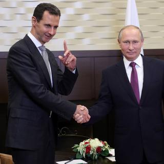 Le président russe Vladimir Poutine a accueilli Bachar al-Assad dans la station balnéaire de Sotchi le 20 novembre 2017. [Keystone - EPA/MICHAEL KLIMENTYEV/SPUTNIK/KREMLIN]