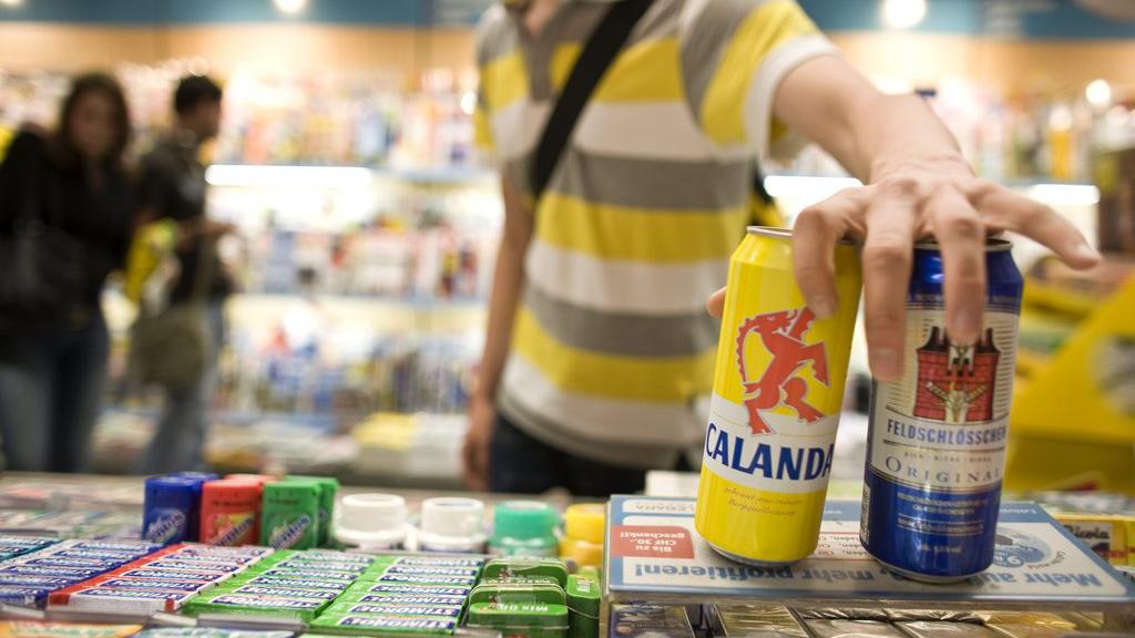 Les achats test ont permis une diminution en Suisse des infractions dans la vente d’alcool à des mineurs. [Keystone - Martin Rütschi]