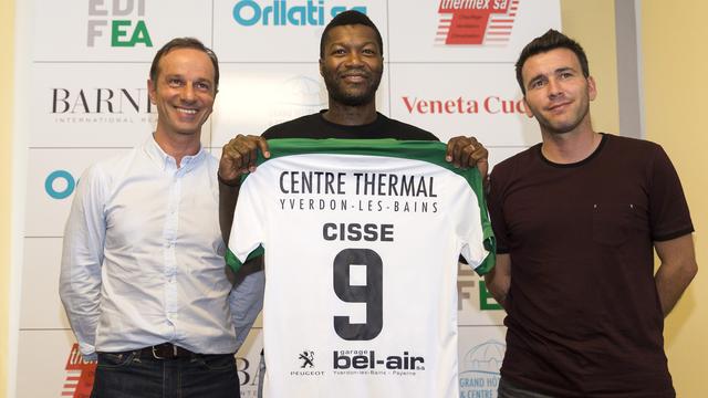 Djibril Cisse et son nouveau maillot. [Cyril Zingaro]