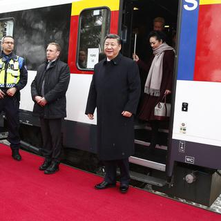 Le président chinois Xi Jinping et sa femme descendent du train à Kehrsatz. [Keystone - Arnd Wiegmann]