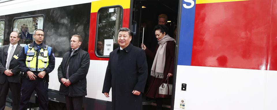 Le président chinois Xi Jinping et sa femme descendent du train à Kehrsatz. [Keystone - Arnd Wiegmann]