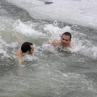Selon la tradition orthodoxe, il faut s’immerger dans l’eau trois fois, au nom du Père, du Fils et du Saint-Esprit, en souvenir du baptême de Jésus dans le Jourdain. [AFP - Andrej Cukic - EPA]