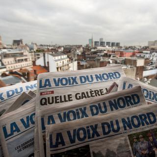 Le journal français La Voix du Nord avec en arrière fond la ville de Lille. [AFP - Philippe Huguen]
