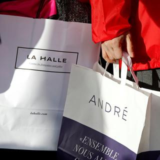 André et La Halle, deux filiales du géant français de l'habillement, Vivarte. [Reuters - Charles Platiau]