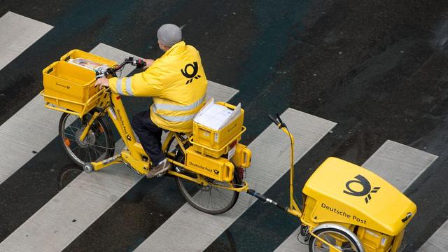 Jusqu'au mois de décembre, 110 facteurs allemands ne distribueront le courrier que tous les deux jours. [Keystone - Sebastian Kahnert]