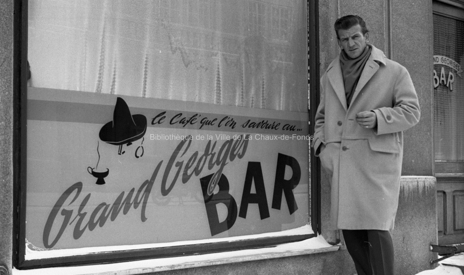 Georges Schneider devant son bar de La Chaux-de-Fonds. [Bibliothèque de La Chaux-de-Fonds - DAV - Fonds Jean Buhler]