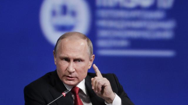 Le cinéaste américain Oliver Stone a réalisé une série d'interviews du président russe Vladimir Poutine. [AP/Keystone - Dmitry Lovetsky]