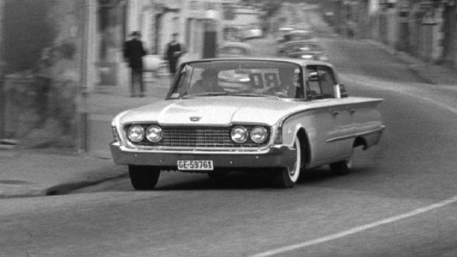 Automobile dans les rues de Genève en 1960. [RTS]