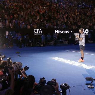 Roger Federer pose après sa victoire à Melbourne. [Keystone - Dita Alangkara]