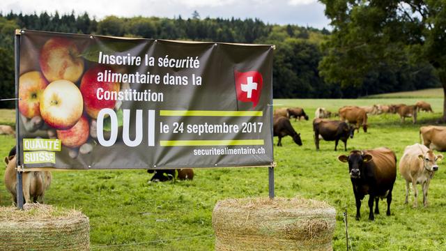 Une affiche de la campagne pour l'inscription de la sécurité alimentaire dans la Constitution. [Keystone - Christian Merz]