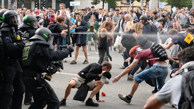 La police utilise du spray au poivre pour éloigner des manifestants lors du sommet du G20 à Hambourg le 8 juillet. [Keystone/DPA - Christophe Gateau]
