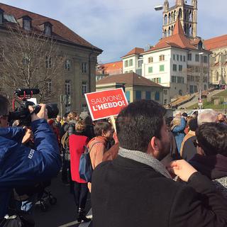 Un défilé se tient à Lausanne pour protester contre la suppression de L'Hebdo. [RTS - Vincent Bourquin]
