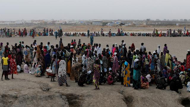 Des gens attendent de recevoir de la nourriture auprès d'une mission de l'ONU au Soudan du Sud, près de Bentiu, dans le nord du pays. [AFP - Siegfried Modola]