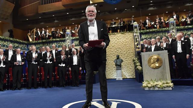 Jacques Dubochet lors de la remise du prix Nobel de chimie à Stockholm, le 10 décembre 2017. [EPA - Keystone - Jonas Ekstroemer]