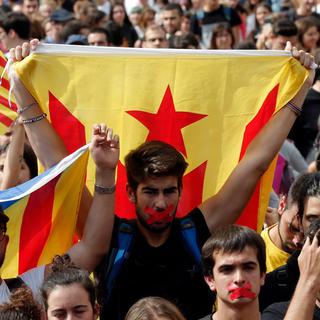 Quelque 15'000 étudiants sont descendus dans les rues de Barcelone lundi pour protester contre l'action de la police durant le référendum d'autodétérmination de la Catalogne. [Keystone - Juan Carlos Cardenas]