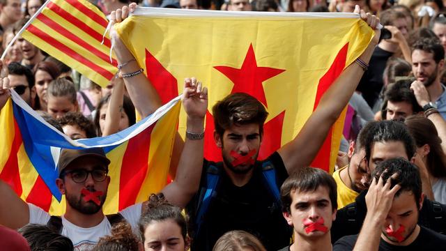 Quelque 15'000 étudiants sont descendus dans les rues de Barcelone lundi pour protester contre l'action de la police durant le référendum d'autodétérmination de la Catalogne. [Keystone - Juan Carlos Cardenas]