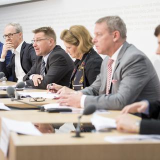 Le comité interpartis a présenté à Berne ses arguments contre la nouvelle loi sur l'énergie. [Keystone - Anthony Anex]