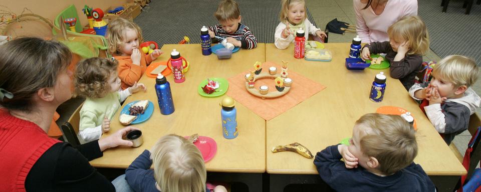 L'idée est d'aider les parents à pouvoir mieux concilier vie professionnelle et familiale. [AP/Keystone - Thomas Kienzle]