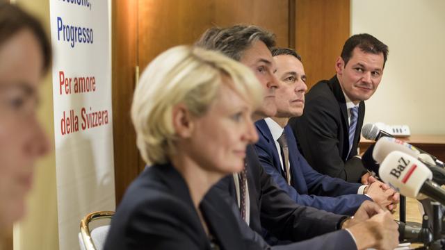 Isabelle Moret, aux côtés du président du PLR, Beat Walti et des deux autres candidats, Ignazio Cassis et Pierre Maudet. [Keystone - Jean-Christophe Bott]