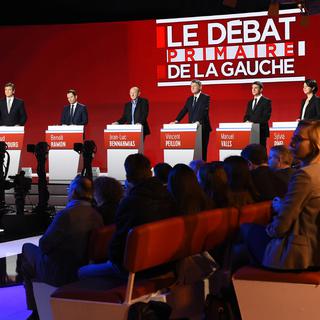 Les sept candidats lors du deuxième débat de la primaire de la gauche, le 15 janvier 2017. [Bertrand Guay]