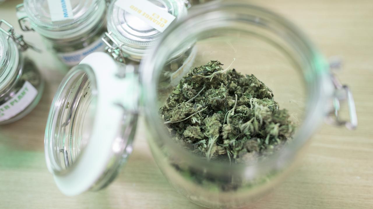 Un pot de cannabis légal vendu à Zurich. [Gaetan Bally]