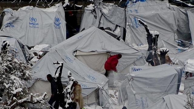 La neige recouvre les tentes du camp de réfugiés de Moria sur l'île de Lesbos, le 7 janvier 2017. [EPA/Keystone - Stratis Balaskas]