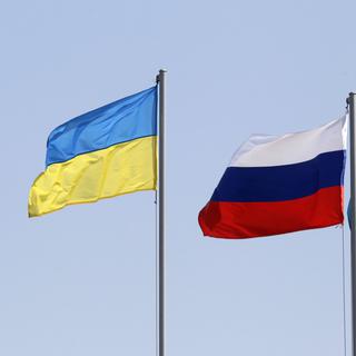 Les drapeaux ukrainien et russe. [Reuters - Vasily Fedosenko]