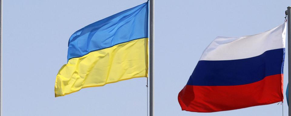 Les drapeaux ukrainien et russe. [Reuters - Vasily Fedosenko]