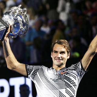 Roger Federer soulève son trophée de vainqueur de l'Open d'Australie 2017 [Keystone - Aaron Favila]
