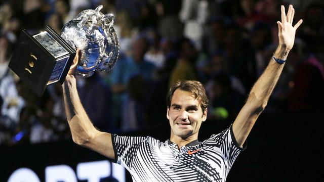 Roger Federer soulève son trophée de vainqueur de l'Open d'Australie 2017 [Keystone - Aaron Favila]