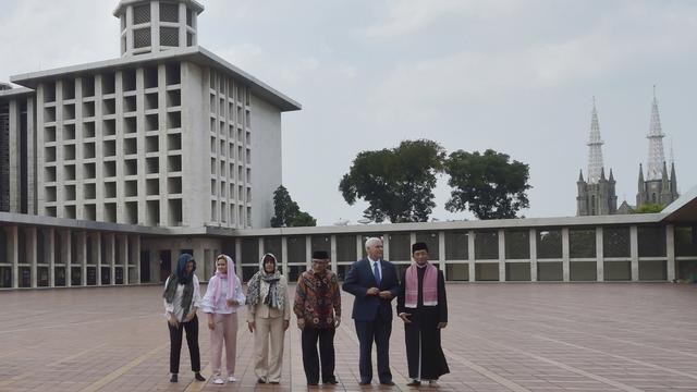 Le vice-président américain Mike Pence a visité la plus grande mosquée d’Indonésie, à Jakarta. [Keystone - Adek Berry - Pool Photo via AP]