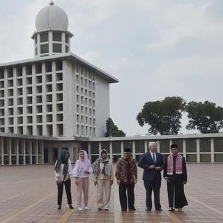 Le vice-président américain Mike Pence a visité la plus grande mosquée d’Indonésie, à Jakarta. [Keystone - Adek Berry - Pool Photo via AP]