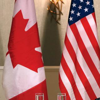 Les drapeaux américain et canadien. [reuters - Christinne Muschi]