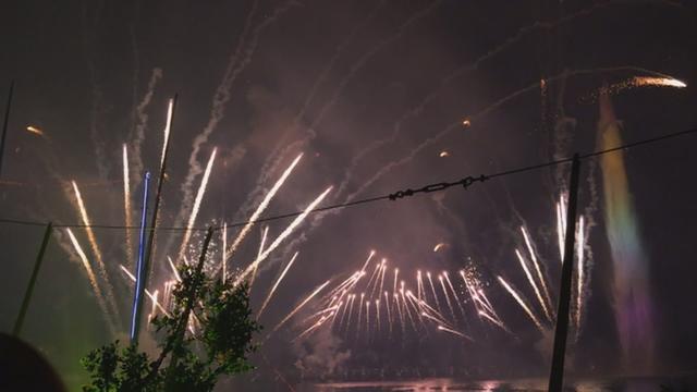 Le spectacle pyrotechnique a duré près d'une heure samedi soir à Genève.