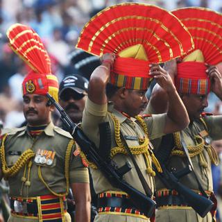 Gardes-frontière indiens lors d'une cérémonie de commémoration à la frontière pakistanaise. [AFP - Narinder Nanu]