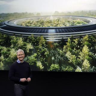Tim Cook présente le nouveau campus d'Apple. [Keystone - Marcio Jose Sanchez]