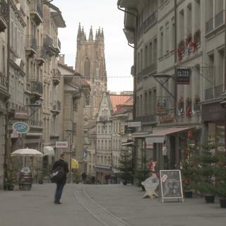 La rue de Lausanne à Fribourg, à deux semaines de Noël. [RTS - DR]