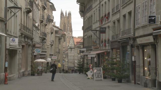 La rue de Lausanne à Fribourg, à deux semaines de Noël. [RTS - DR]