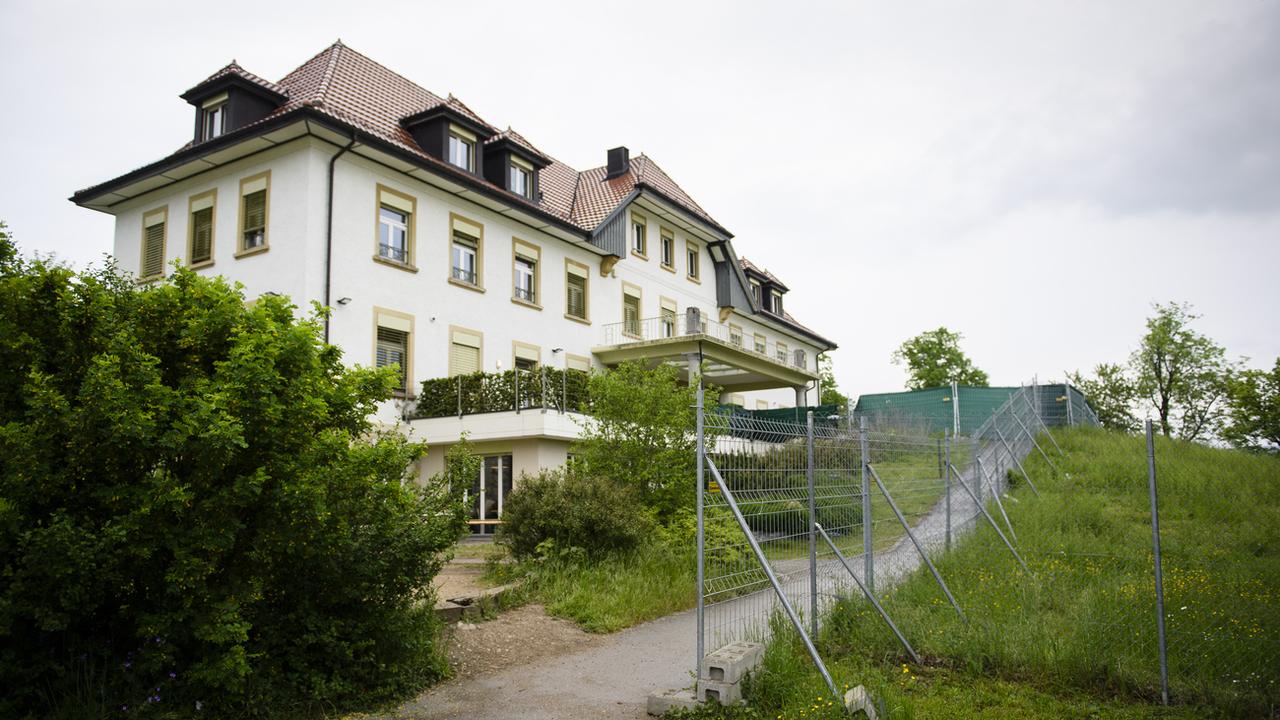 Le centre d'asile fédéral de Perreux, à Boudry, dans le canton de Neuchâtel. [Keystone - Manuel Lopez]