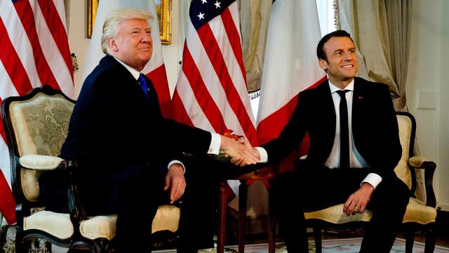 Première rencontre à Bruxelles en marge d'un sommet de l'OTAN entre Donald Trump et Emmanuel Macron.