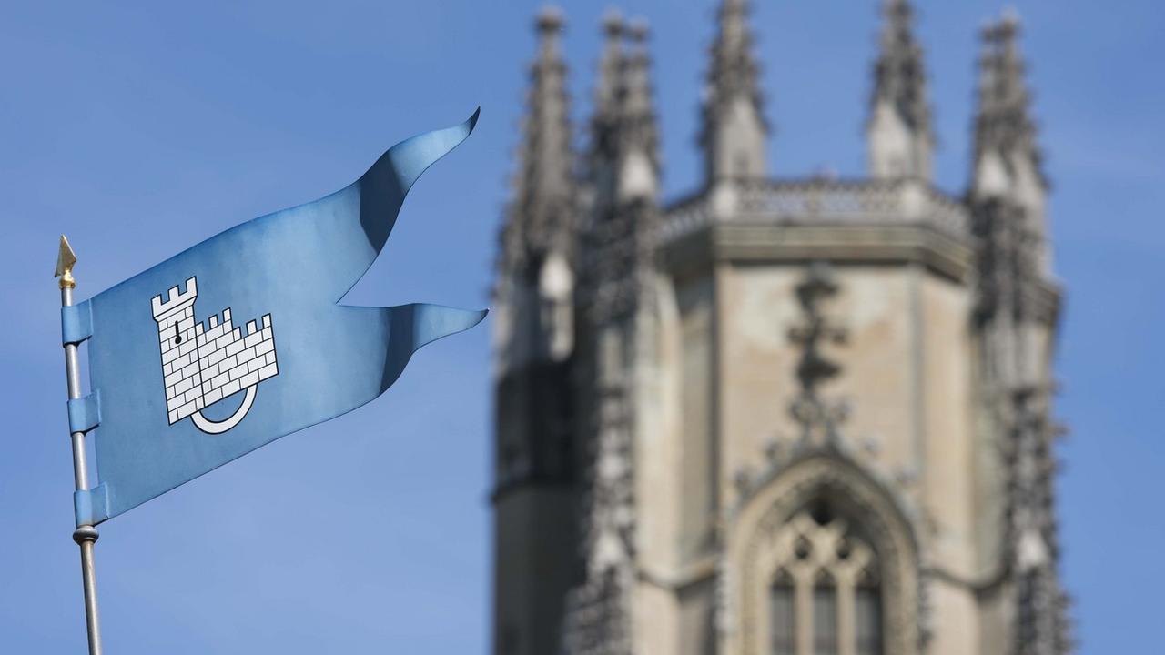 Le drapeau de la ville de Fribourg photographie devant la cathédrale Saint-Nicolas. [Thomas Delley]