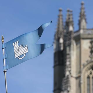 Le drapeau de la ville de Fribourg photographie devant la cathédrale Saint-Nicolas. [Thomas Delley]