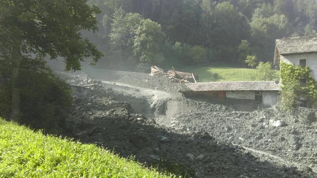 Les dégâts causés par le glissement de terrain dans le village de Bondo (GR). [Police cantonale des Grisons]