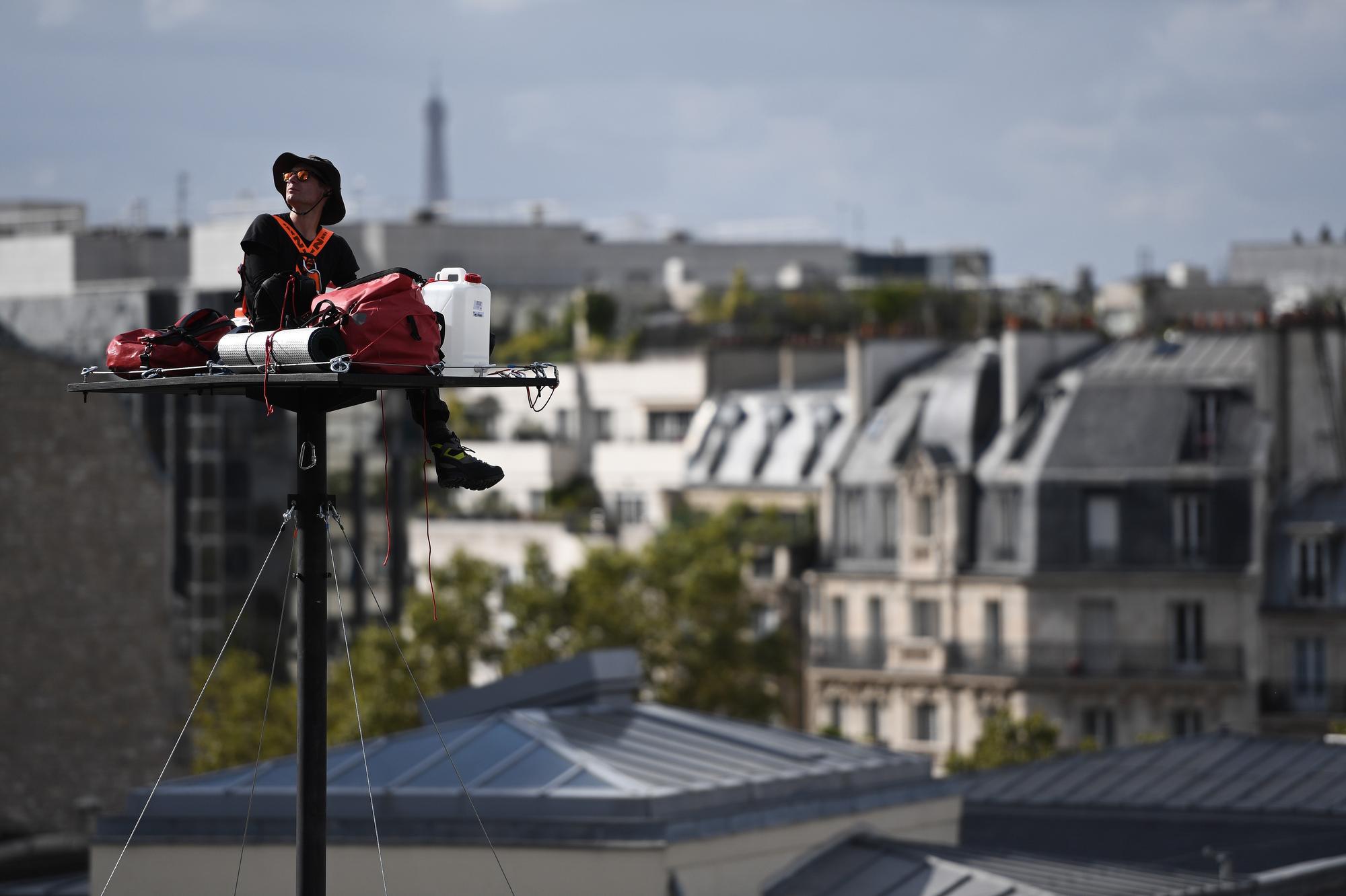 Abraham Poincheval sur sa plateforme à Paris en septembre 2016. [AFP - Christophe Archambault]