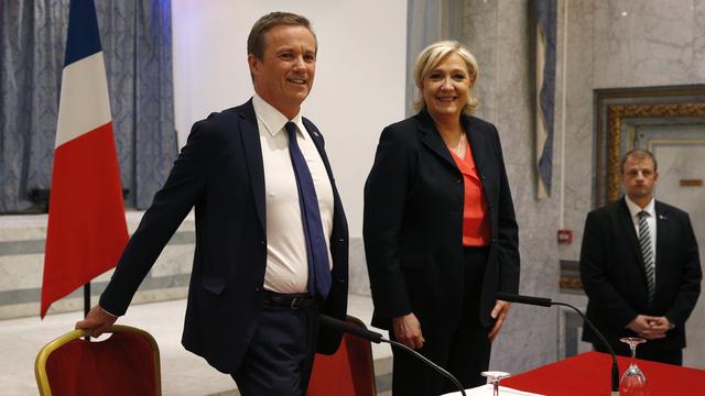 Le candidat souverainiste Nicolas Dupont-Aignan et la finaliste de l'élection présidentielle, Marine Le Pen, lors d'une conférence de presse commune, le 29 avril 2017.