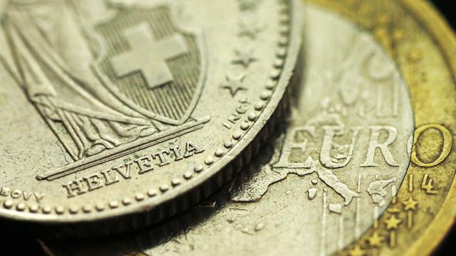 L'euro s'échange actuellement autour de 1,10 franc. [Reuters - Phil Noble]