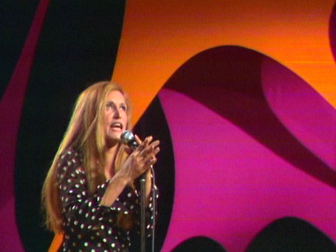 Dalida sur le plateau de Samedi-variétés en 1972. [RTS]