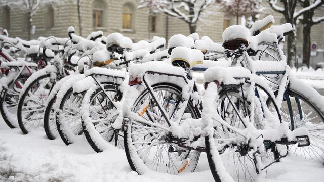 Des vélos photographiés à Berne, le 10 janvier 2017. [keystone - Anthony Anex]