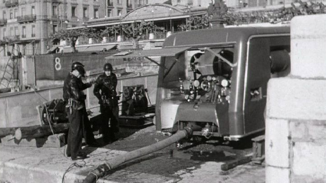 Démonstration des pompiers à Genève en 1954. [RTS]