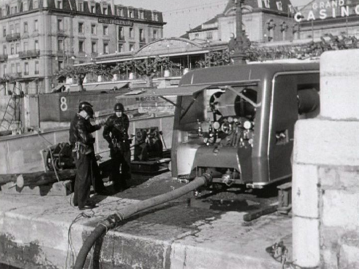 Démonstration des pompiers à Genève en 1954. [RTS]